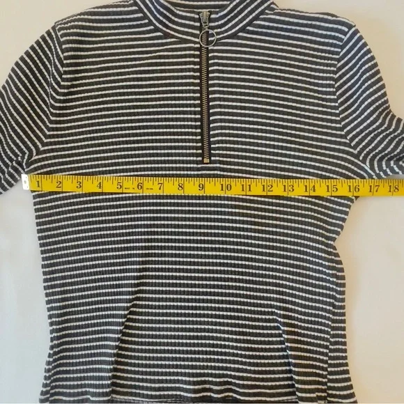 Hollister Ribbed Zip Front Long Sleeve Striped Slim Fit Top Black White Large - Picture 10 of 11